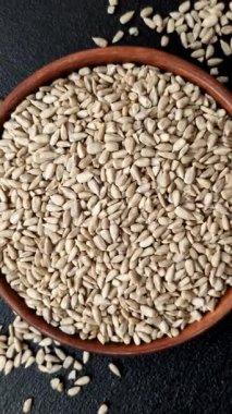 Kabuklu ay çekirdeği çekirdekleri, tuzlanmış, kavrulmuş ya da çiğ, sağlıklı bir bileşendir. Tasarımınız için gıda arka planı olarak ayçiçeği tohumları