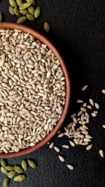 Kabuklu ay çekirdeği çekirdekleri, tuzlanmış, kavrulmuş ya da çiğ, sağlıklı bir bileşendir. Tasarımınız için gıda arka planı olarak ayçiçeği tohumları