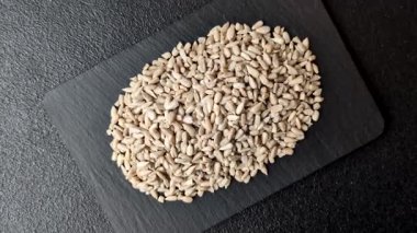 Kabuklu ay çekirdeği çekirdekleri, tuzlanmış, kavrulmuş ya da çiğ, sağlıklı bir bileşendir. Tasarımınız için gıda arka planı olarak ayçiçeği tohumları