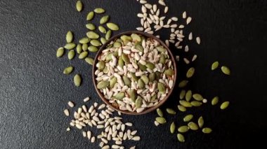 Sağlıklı yiyecekler için kabuklu ayçiçeği, susam, balkabağı ve keten tohumu çekirdekleri. Tasarımınız için gıda arka planı olarak tohumlar ve tahıllar.