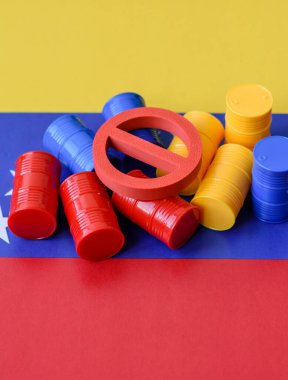 Venezuela bayrağında bulunan metal varil petrol, gaz veya kimyasallar ve Venezuela üretimine uygulanan yasaklama işareti. İran petrolünün varilleri