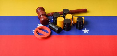 Venezuela bayrağında bulunan metal varil petrol, gaz veya kimyasallar ve Venezuela üretimine uygulanan yasaklama işareti. İran petrolünün varilleri