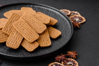 Karamelli bisküvi ya da kurabiye sağlıklı bir kahvaltı malzemesidir. Tasarımınız için gıda arkaplanı olarak bisküvi kurabiyeleri