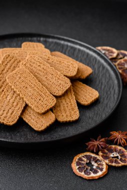 Karamelli bisküvi ya da kurabiye sağlıklı bir kahvaltı malzemesidir. Tasarımınız için gıda arkaplanı olarak bisküvi kurabiyeleri