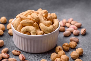 Kızarmış ya da çiğ kaju sağlıklı ve doyurucu bir yemek için lezzetli bir atıştırmalık olur. Tasarımınız için yemek arkaplanı olarak kaju fıstıkları