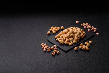 Kızarmış ya da çiğ kaju sağlıklı ve doyurucu bir yemek için lezzetli bir atıştırmalık olur. Tasarımınız için yemek arkaplanı olarak kaju fıstıkları