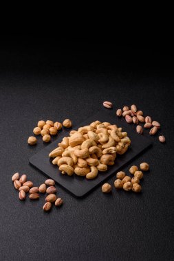 Kızarmış ya da çiğ kaju sağlıklı ve doyurucu bir yemek için lezzetli bir atıştırmalık olur. Tasarımınız için yemek arkaplanı olarak kaju fıstıkları