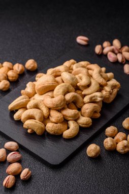 Kızarmış ya da çiğ kaju sağlıklı ve doyurucu bir yemek için lezzetli bir atıştırmalık olur. Tasarımınız için yemek arkaplanı olarak kaju fıstıkları