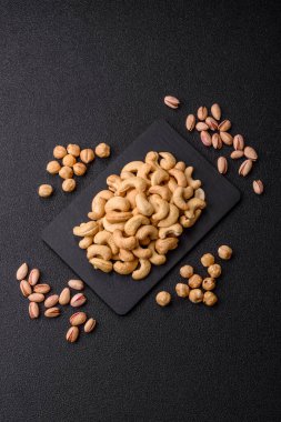 Kızarmış ya da çiğ kaju sağlıklı ve doyurucu bir yemek için lezzetli bir atıştırmalık olur. Tasarımınız için yemek arkaplanı olarak kaju fıstıkları