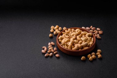 Kızarmış ya da çiğ kaju sağlıklı ve doyurucu bir yemek için lezzetli bir atıştırmalık olur. Tasarımınız için yemek arkaplanı olarak kaju fıstıkları