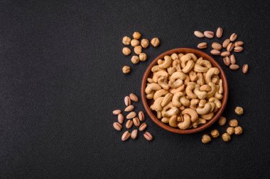 Kızarmış ya da çiğ kaju sağlıklı ve doyurucu bir yemek için lezzetli bir atıştırmalık olur. Tasarımınız için yemek arkaplanı olarak kaju fıstıkları