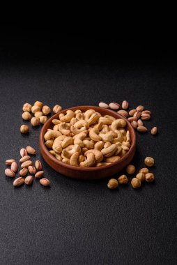 Kızarmış ya da çiğ kaju sağlıklı ve doyurucu bir yemek için lezzetli bir atıştırmalık olur. Tasarımınız için yemek arkaplanı olarak kaju fıstıkları