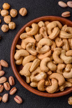 Kızarmış ya da çiğ kaju sağlıklı ve doyurucu bir yemek için lezzetli bir atıştırmalık olur. Tasarımınız için yemek arkaplanı olarak kaju fıstıkları