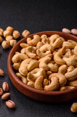 Kızarmış ya da çiğ kaju sağlıklı ve doyurucu bir yemek için lezzetli bir atıştırmalık olur. Tasarımınız için yemek arkaplanı olarak kaju fıstıkları