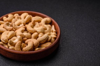 Kızarmış ya da çiğ kaju sağlıklı ve doyurucu bir yemek için lezzetli bir atıştırmalık olur. Tasarımınız için yemek arkaplanı olarak kaju fıstıkları