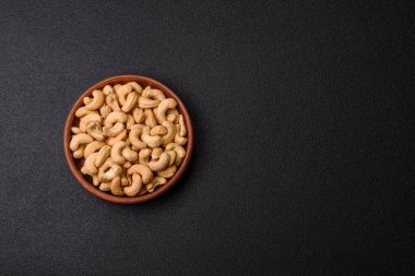 Kızarmış ya da çiğ kaju sağlıklı ve doyurucu bir yemek için lezzetli bir atıştırmalık olur. Tasarımınız için yemek arkaplanı olarak kaju fıstıkları