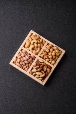 Sağlıklı gıda malzemesi olarak bir kutu kaju, fındık, fıstık ve Brezilya fındığı. Tasarımın için bir kutu fındık.