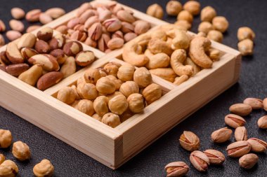 Sağlıklı gıda malzemesi olarak bir kutu kaju, fındık, fıstık ve Brezilya fındığı. Tasarımın için bir kutu fındık.