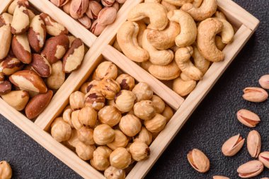 Sağlıklı gıda malzemesi olarak bir kutu kaju, fındık, fıstık ve Brezilya fındığı. Tasarımın için bir kutu fındık.