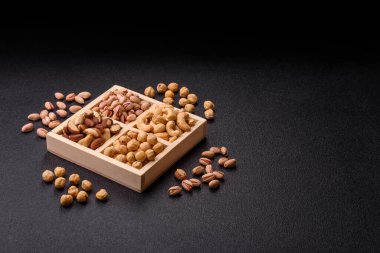 Sağlıklı gıda malzemesi olarak bir kutu kaju, fındık, fıstık ve Brezilya fındığı. Tasarımın için bir kutu fındık.