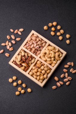 Sağlıklı gıda malzemesi olarak bir kutu kaju, fındık, fıstık ve Brezilya fındığı. Tasarımın için bir kutu fındık.