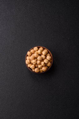 Fındık kabuğu soyulmuş, kavrulmuş ya da çiğ, sağlıklı yiyecekler için bir malzeme olarak. Tasarımınız için arka plan olarak fındık