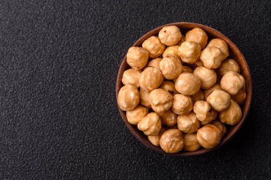 Fındık kabuğu soyulmuş, kavrulmuş ya da çiğ, sağlıklı yiyecekler için bir malzeme olarak. Tasarımınız için arka plan olarak fındık