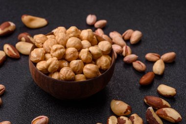 Fındık kabuğu soyulmuş, kavrulmuş ya da çiğ, sağlıklı yiyecekler için bir malzeme olarak. Tasarımınız için arka plan olarak fındık