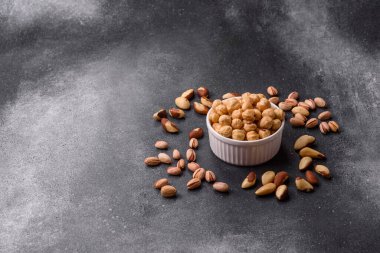 Fındık kabuğu soyulmuş, kavrulmuş ya da çiğ, sağlıklı yiyecekler için bir malzeme olarak. Tasarımınız için arka plan olarak fındık