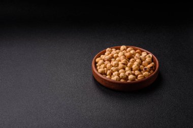 Fındık kabuğu soyulmuş, kavrulmuş ya da çiğ, sağlıklı yiyecekler için bir malzeme olarak. Tasarımınız için arka plan olarak fındık