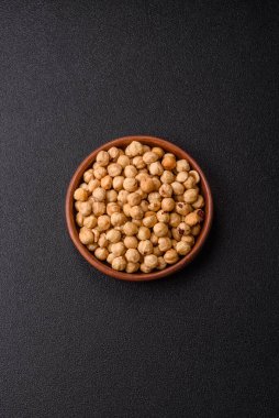 Fındık kabuğu soyulmuş, kavrulmuş ya da çiğ, sağlıklı yiyecekler için bir malzeme olarak. Tasarımınız için arka plan olarak fındık