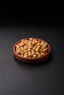 Fındık kabuğu soyulmuş, kavrulmuş ya da çiğ, sağlıklı yiyecekler için bir malzeme olarak. Tasarımınız için arka plan olarak fındık