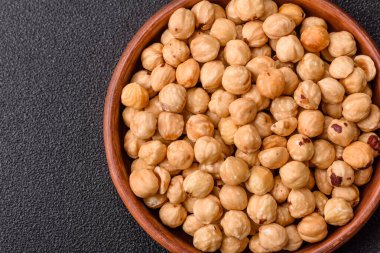 Fındık kabuğu soyulmuş, kavrulmuş ya da çiğ, sağlıklı yiyecekler için bir malzeme olarak. Tasarımınız için arka plan olarak fındık