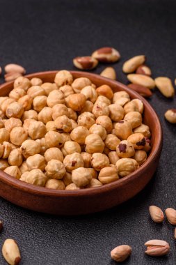 Fındık kabuğu soyulmuş, kavrulmuş ya da çiğ, sağlıklı yiyecekler için bir malzeme olarak. Tasarımınız için arka plan olarak fındık