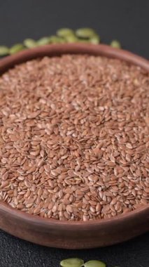 Yağ, organik un ve sağlıklı yiyecekler için keten tohumu. Dizaynınız için besin kaynağı olarak keten tohumu