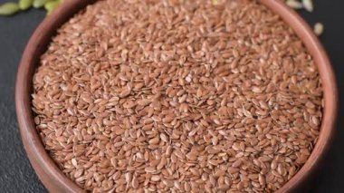 Yağ, organik un ve sağlıklı yiyecekler için keten tohumu. Dizaynınız için besin kaynağı olarak keten tohumu