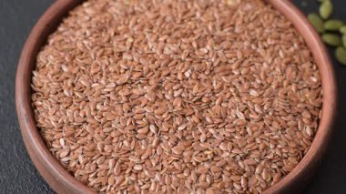 Yağ, organik un ve sağlıklı yiyecekler için keten tohumu. Dizaynınız için besin kaynağı olarak keten tohumu