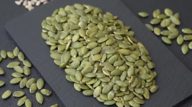 Kabak çekirdeği çekirdekleri, tuzlanmış, kavrulmuş ya da çiğ, sağlıklı bir malzemedir. Tasarımınız için besin kaynağı olarak kabak tohumları