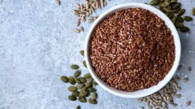 Yağ, organik un ve sağlıklı yiyecekler için keten tohumu. Dizaynınız için besin kaynağı olarak keten tohumu