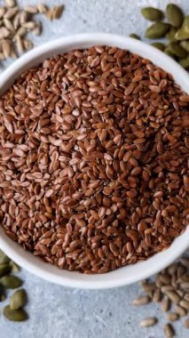 Yağ, organik un ve sağlıklı yiyecekler için keten tohumu. Dizaynınız için besin kaynağı olarak keten tohumu