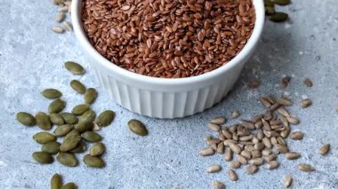 Yağ, organik un ve sağlıklı yiyecekler için keten tohumu. Dizaynınız için besin kaynağı olarak keten tohumu