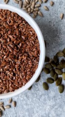 Yağ, organik un ve sağlıklı yiyecekler için keten tohumu. Dizaynınız için besin kaynağı olarak keten tohumu