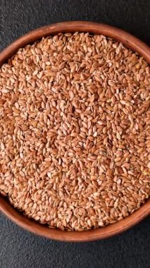 Yağ, organik un ve sağlıklı yiyecekler için keten tohumu. Dizaynınız için besin kaynağı olarak keten tohumu