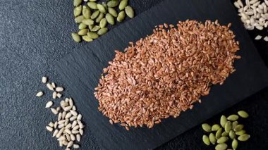 Yağ, organik un ve sağlıklı yiyecekler için keten tohumu. Dizaynınız için besin kaynağı olarak keten tohumu