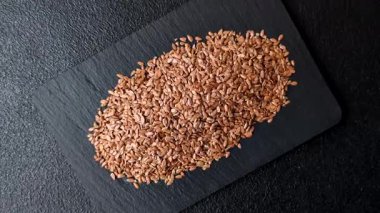 Yağ, organik un ve sağlıklı yiyecekler için keten tohumu. Dizaynınız için besin kaynağı olarak keten tohumu