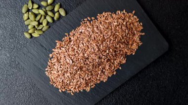 Yağ, organik un ve sağlıklı yiyecekler için keten tohumu. Dizaynınız için besin kaynağı olarak keten tohumu