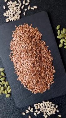 Yağ, organik un ve sağlıklı yiyecekler için keten tohumu. Dizaynınız için besin kaynağı olarak keten tohumu