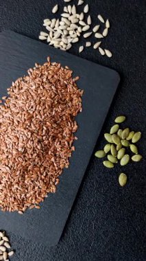 Yağ, organik un ve sağlıklı yiyecekler için keten tohumu. Dizaynınız için besin kaynağı olarak keten tohumu