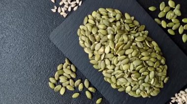 Kabak çekirdeği çekirdekleri, tuzlanmış, kavrulmuş ya da çiğ, sağlıklı bir malzemedir. Tasarımınız için besin kaynağı olarak kabak tohumları