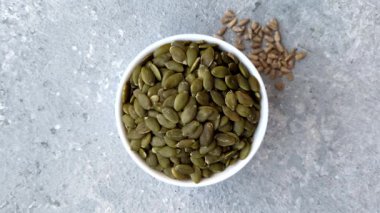 Kabak çekirdeği çekirdekleri, tuzlanmış, kavrulmuş ya da çiğ, sağlıklı bir malzemedir. Tasarımınız için besin kaynağı olarak kabak tohumları